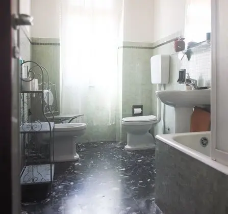 Dört Kişilik Oda, Ortak Banyo