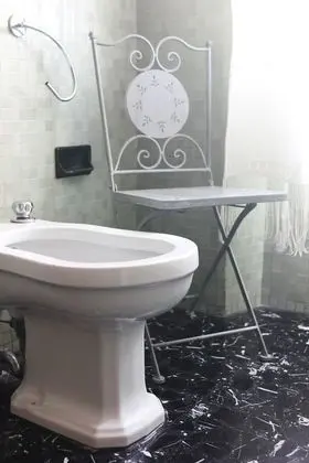 Dört Kişilik Oda, Ortak Banyo