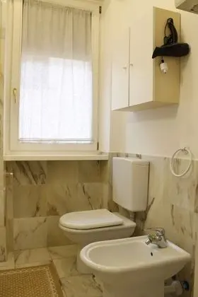 Tek Büyük Yataklı Oda, Ortak Banyo