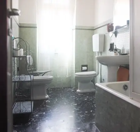 Üç Kişilik Oda, Ortak Banyo