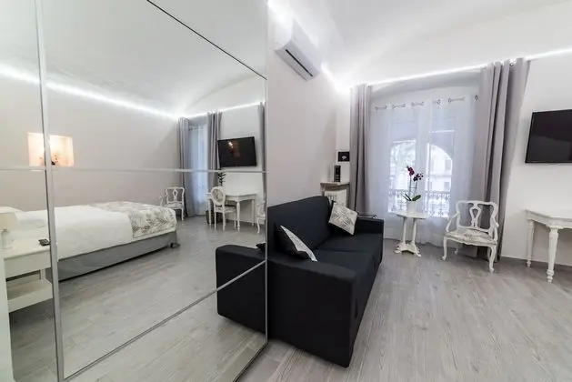 Tek Büyük Yataklı Oda, Şehir Manzaralı (La stanza delle monete)