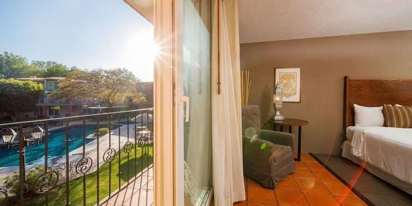 Superior Tek Büyük Yataklı Oda, Balkon, Havuz Manzaralı