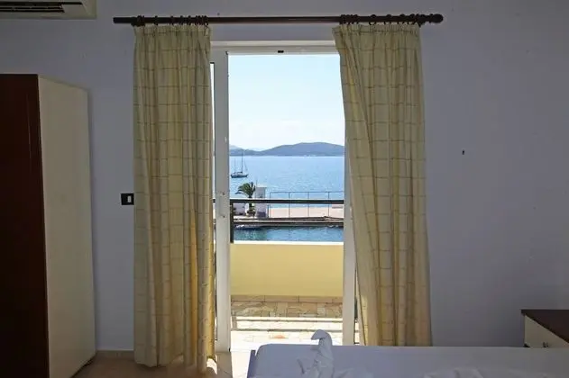 Üç Kişilik Oda, Deniz Manzaralı