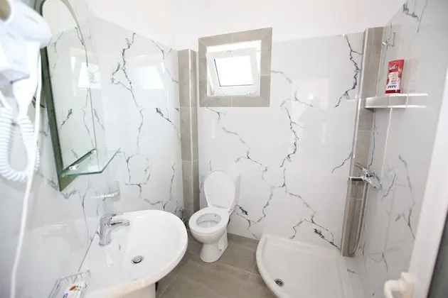 Üç Kişilik Oda, Deniz Manzaralı