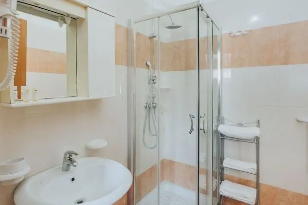 Deluxe Üç Kişilik Oda, Bahçe Manzaralı