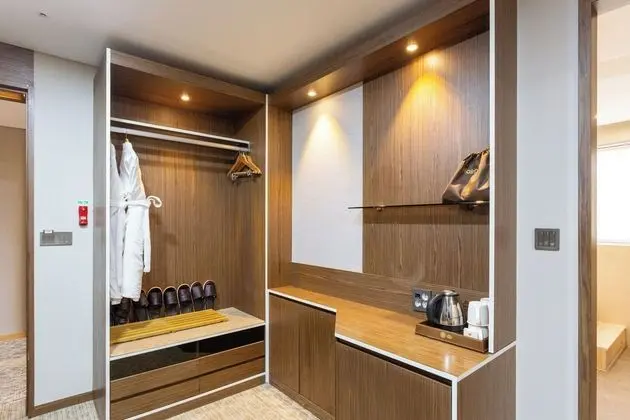 [Netflix-watching vacation] suite
