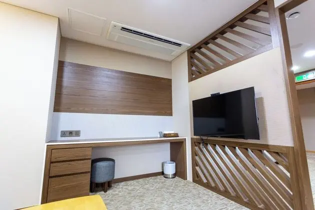 [Netflix-watching vacation] suite