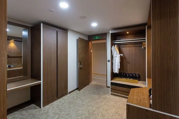 [Netflix-watching vacation] suite