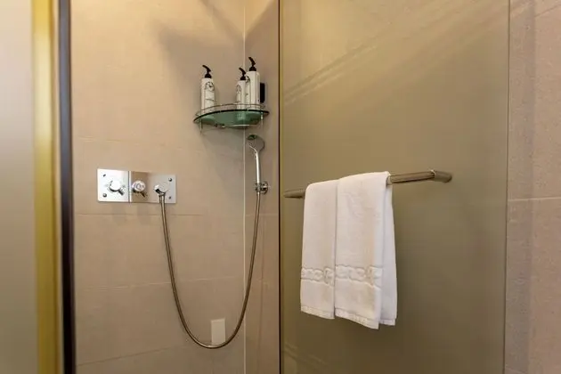 [Netflix-watching vacation] suite