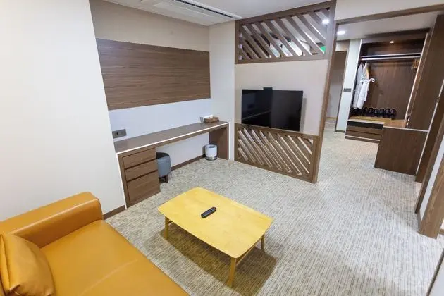 [Netflix-watching vacation] suite