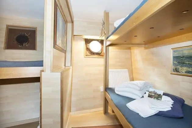 Economy Üç Kişilik Oda, Ortak Banyo (Cabin on Boat)