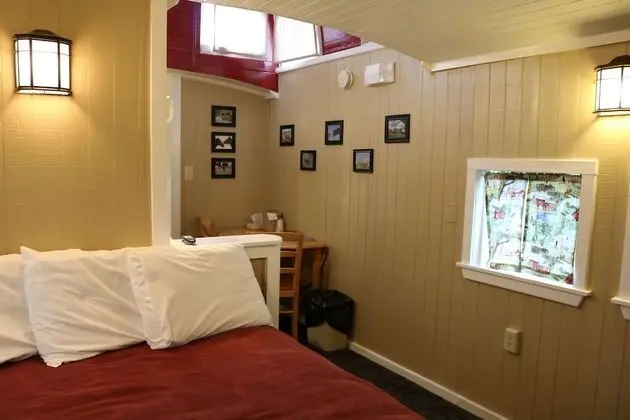 Large Family Caboose, 1 Double Bed and 4 Single Bunks