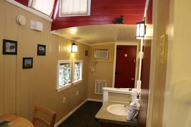 Large Family Caboose, 1 Double Bed and 4 Single Bunks