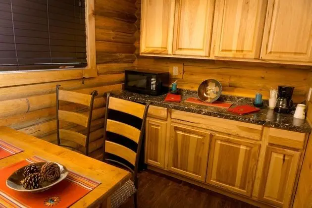 Log Cabin (1 King)