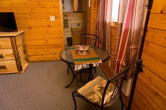 Standard Cabin (1 Queen)