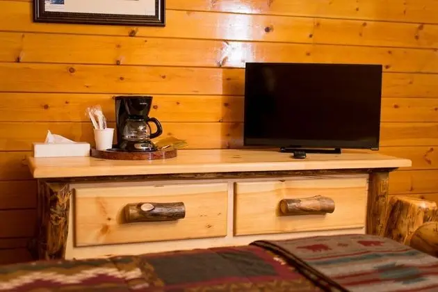 Standard Cabin (1 Queen)