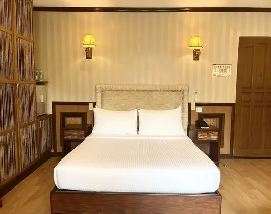 Deluxe Poolview