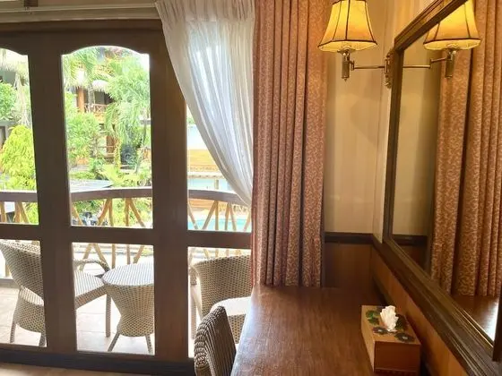 Deluxe Poolview