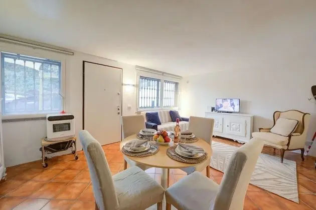 Family Apart Daire, 1 En Büyük (King) Boy Yatak ve Çekyat (Red Door Apartment Private Terrace)