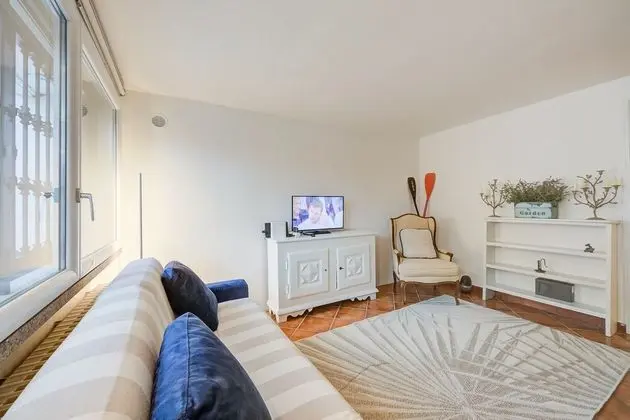 Family Apart Daire, 1 En Büyük (King) Boy Yatak ve Çekyat (Red Door Apartment Private Terrace)