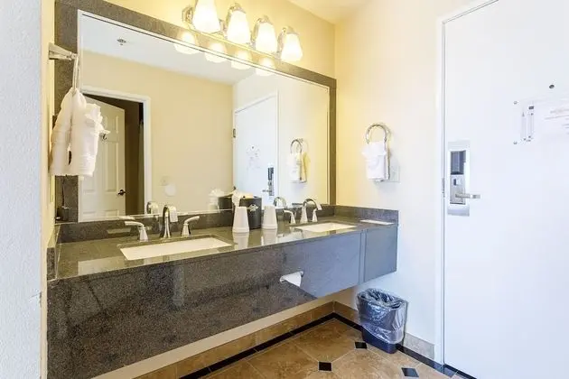 Oda, 1 En Büyük (King) Boy Yatak, Engellilere Uygun, Sigara İçilmez (East Side)