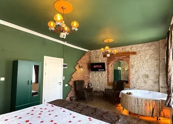 Jakuzili Balayı Odası, Bahçe Manzaralı, Jakuzili
