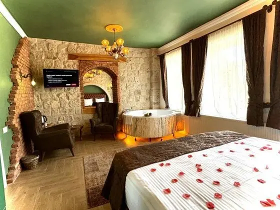 Jakuzili Balayı Odası, Bahçe Manzaralı, Jakuzili