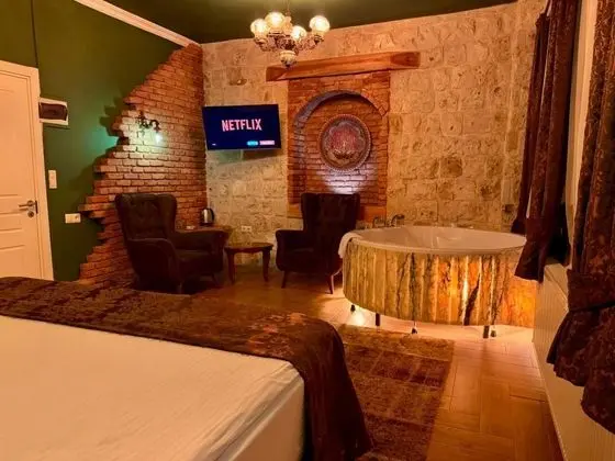Jakuzili Balayı Odası, Bahçe Manzaralı, Jakuzili