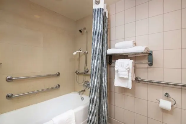 Standard Oda, 1 En Büyük (King) Boy Yatak, Engellilere Uygun, Buzdolabı ve Mikrodalga