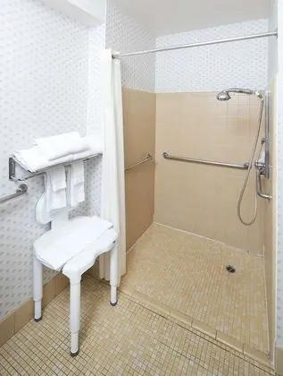 Standard Oda, 1 Büyük (Queen) Boy Yatak, Engellilere Uygun, Sigara İçilmez