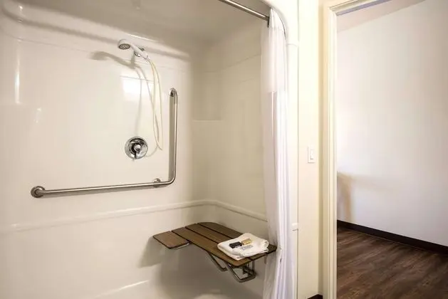 Oda, 1 Büyük (Queen) Boy Yatak, Engellilere Uygun (Roll-In Shower)