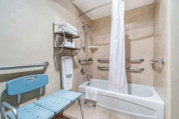 Standard Oda, 2 Büyük (Queen) Boy Yatak, Engellilere Uygun (Accessible)