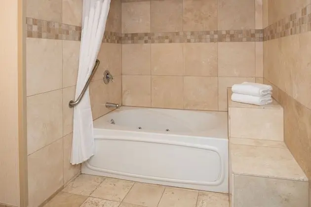 Standard Oda, 2 Büyük (Queen) Boy Yatak, Engellilere Uygun (Accessible Tub)