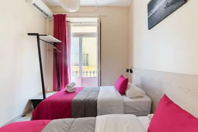 İki Ayrı Yataklı Oda, Ortak Banyo