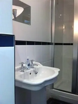 Tek Büyük veya İki Ayrı Yataklı Oda, Banyolu/Duşlu