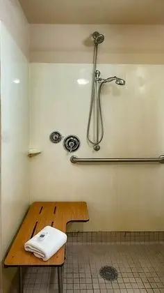 Engellilere uygun banyo