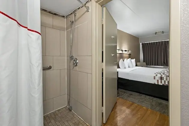 Deluxe Oda, 1 En Büyük (King) Boy Yatak, Engellilere Uygun (Roll-In Shower, Smoke Free)