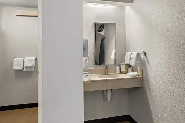 Superior Oda, 1 En Büyük (King) Boy Yatak, Engellilere Uygun (Roll-In Shower, Smoke Free)