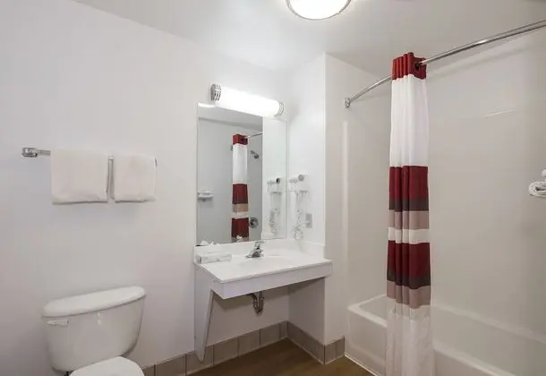 Superior Oda, 1 En Büyük (King) Boy Yatak, Engellilere Uygun, Sigara İçilmez (Roll-In Shower)