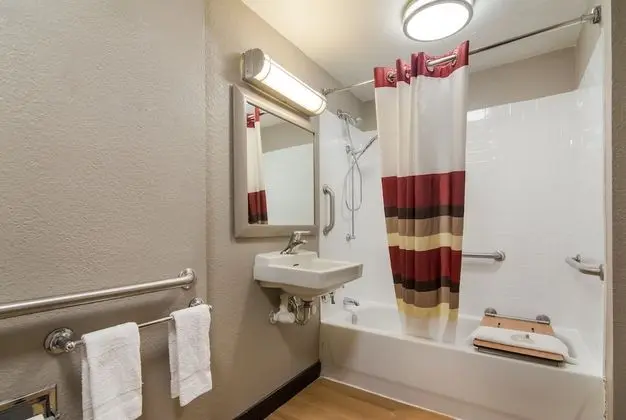 Business Oda, 1 En Büyük (King) Boy Yatak, Engellilere Uygun (Roll-In Shower, Smoke Free)
