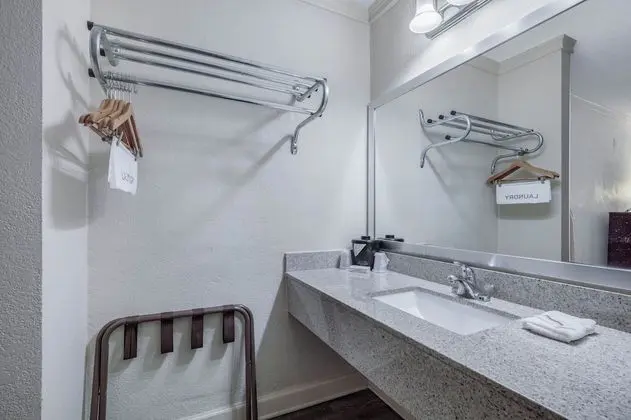 Superior Oda, 1 En Büyük (King) Boy Yatak, Engellilere Uygun, Sigara İçilmez (Roll-In Shower)