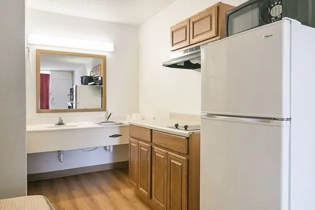 Standard Oda, 1 Büyük (Queen) Boy Yatak, Engellilere Uygun (Kitchenette, Roll-In Shower)