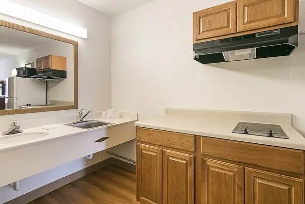 Standard Oda, 1 Büyük (Queen) Boy Yatak, Engellilere Uygun (Kitchenette, Roll-In Shower)