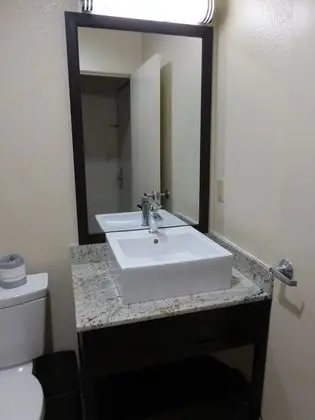 Standard Oda, 1 En Büyük (King) Boy Yatak, Engellilere Uygun (Roll-In Shower, Smoke Free)