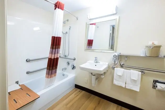 Superior Oda, 1 En Büyük (King) Boy Yatak, Engellilere Uygun, Sigara İçilmez (Roll-In Shower)
