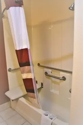 Oda, 1 En Büyük (King) Boy Yatak, Engellilere Uygun (Mobility, Bathtub with Grab Bars)