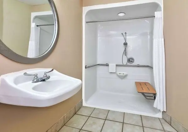 Oda, 1 En Büyük (King) Boy Yatak, Engellilere Uygun, Sigara İçilmez (Mobility, Roll-In Shower)