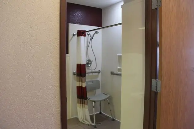 Business Oda, 1 En Büyük (King) Boy Yatak, Engellilere Uygun, Sigara İçilmez (Roll-In Shower)