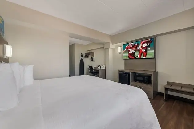 Premium Oda, 1 En Büyük (King) Boy Yatak, Kısmi Deniz Manzarası (Roll-In-Shower, Smoke Free)