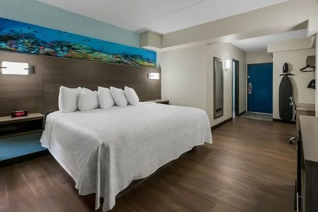 Premium Oda, 1 En Büyük (King) Boy Yatak, Kısmi Deniz Manzarası (Roll-In-Shower, Smoke Free)